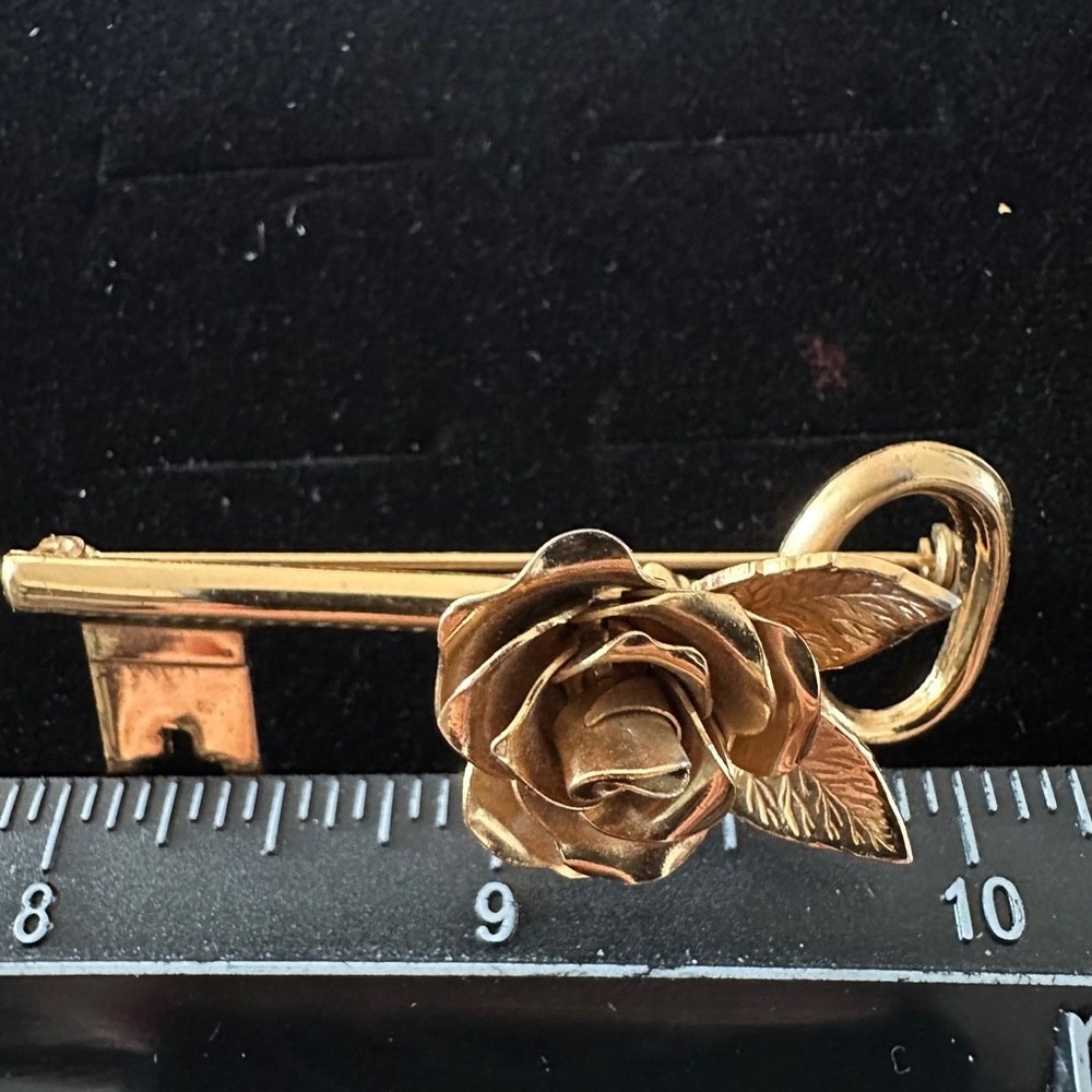 Gold Key Brooch with‎ Flower Design - Picture 5 of 5